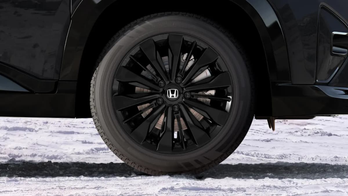 Glossy Black R17 Diamond-Cut Alloy
