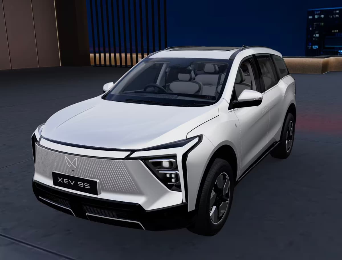 Mahindra XEV 9S Front View