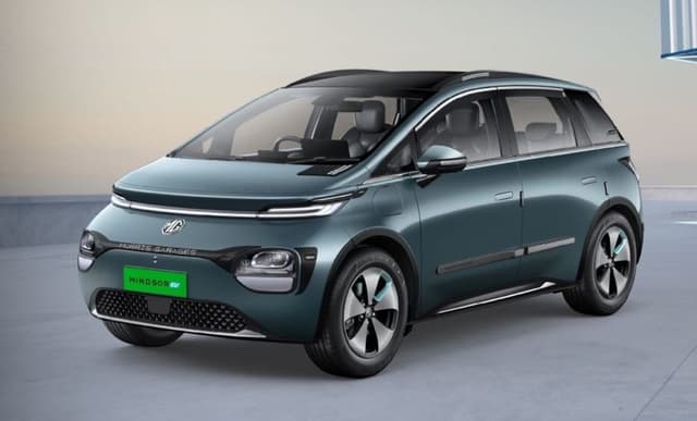 MG Windsor EV or Kia Seltos Petrol: Which is Better for Mumbai?