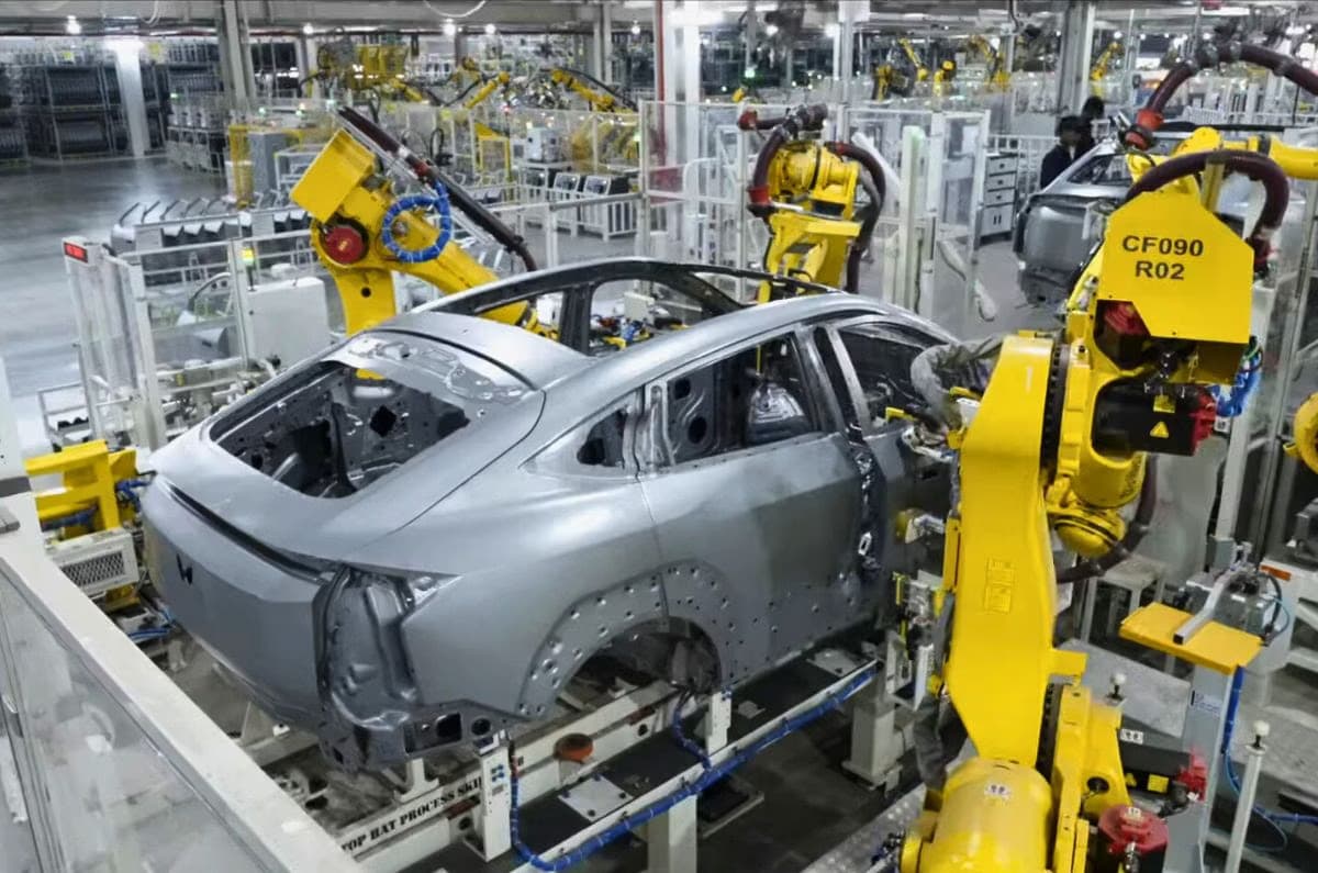 Mahindra Plans to Boost EV Production to 8,000 Units a Month by FY2026