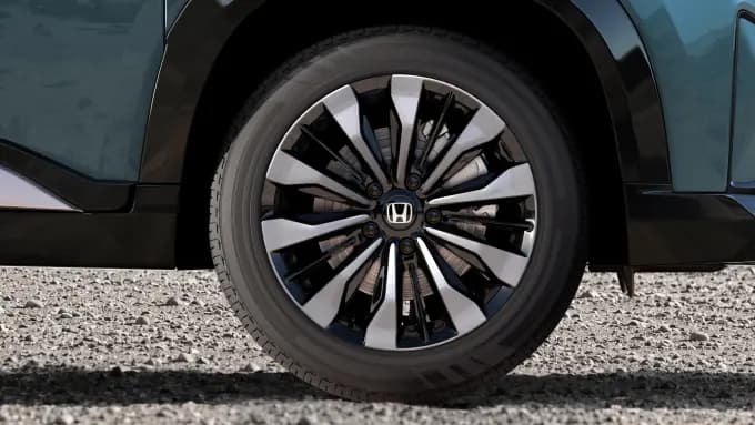 R17 Diamond-Cut Alloys with Clear Dark Finish