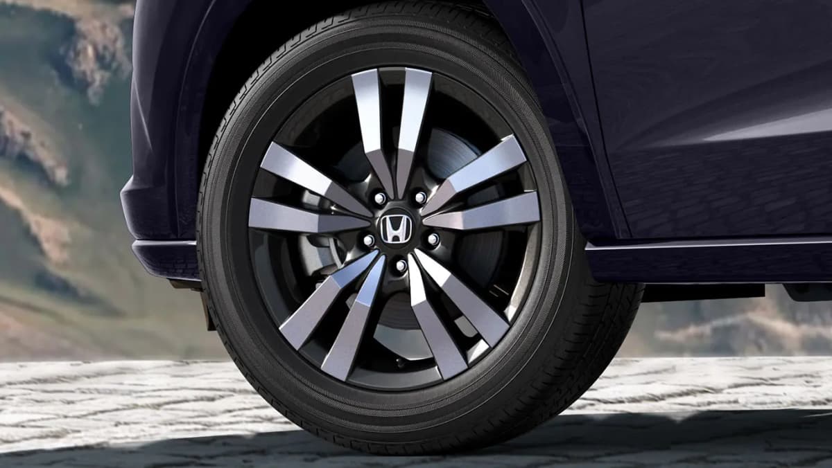 Sporty Diamond Cut Alloy Wheels R18