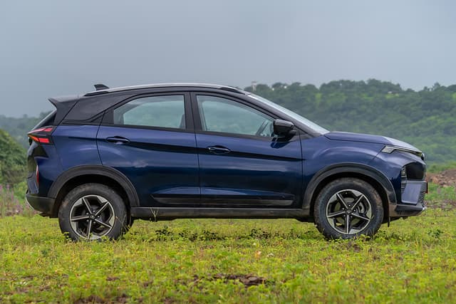 Best Family Car with Manual Under ₹12 Lakh in Navi Mumbai?